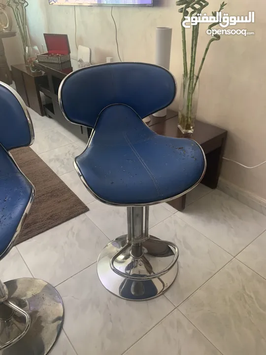 2 كراسي مطبخ وكافيها مرتبين مع مسند ظهر متين لون ازرق