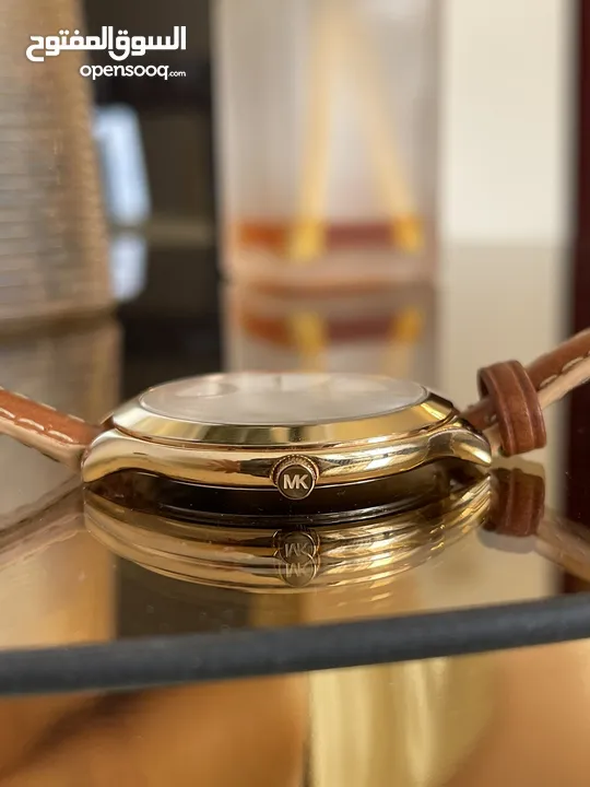 ساعة مايكل كورس ذهبية وجلد أصلية و مختَّمة  بحالة ممتازة  الساعة انيقة جداً Micheal Kors