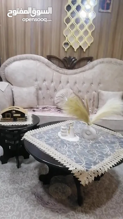 طقم كنب خشب زان تفصيل..7مقاعد او 9 مقاعد  لون بيج مورد شكله جميل جدآ والخشب لون بني..