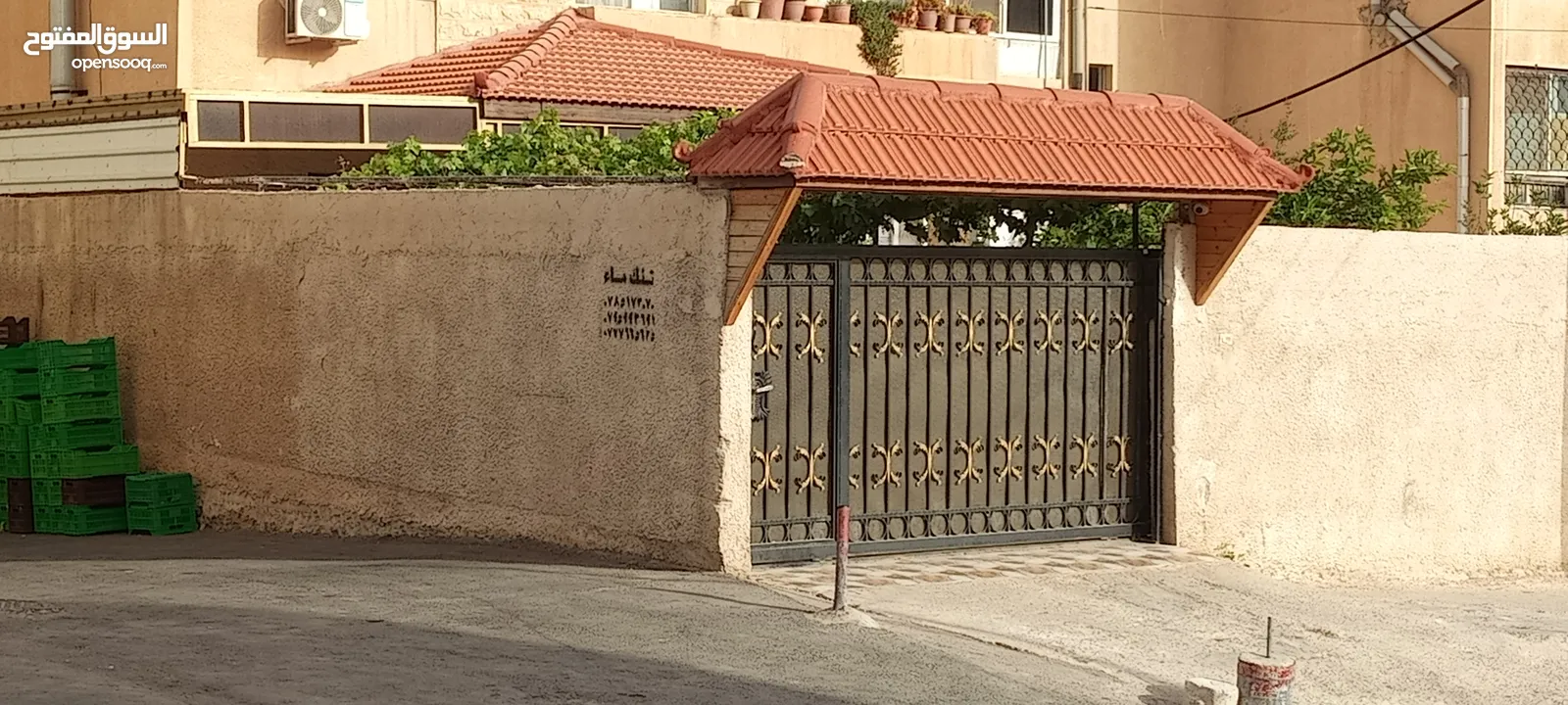 شقه للبيع(شبه بيت مستقل ) ضاحية الحسين مدخلين موقع مخدوم ومميز يبعد عن مستشفى بديعه 800م
