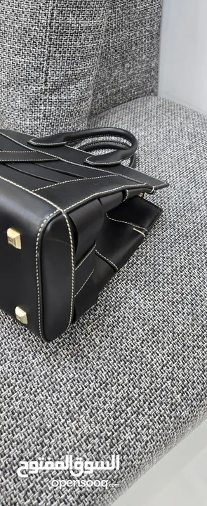 شنطة جلد طبيعي ( salvatore ferragamo calfskin thestudiocagebagsella) صناعة ايطالية