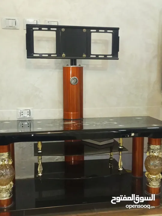 طاولة مع قواعد للتلفزيون