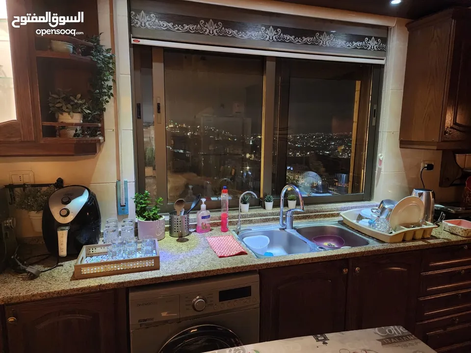 شقة مع رووف و ترس إطلالة أبدية خلابة  على جبال جرش و السلط في أجمل مناطق الجبيهة ابو عوف تنظيم أ
