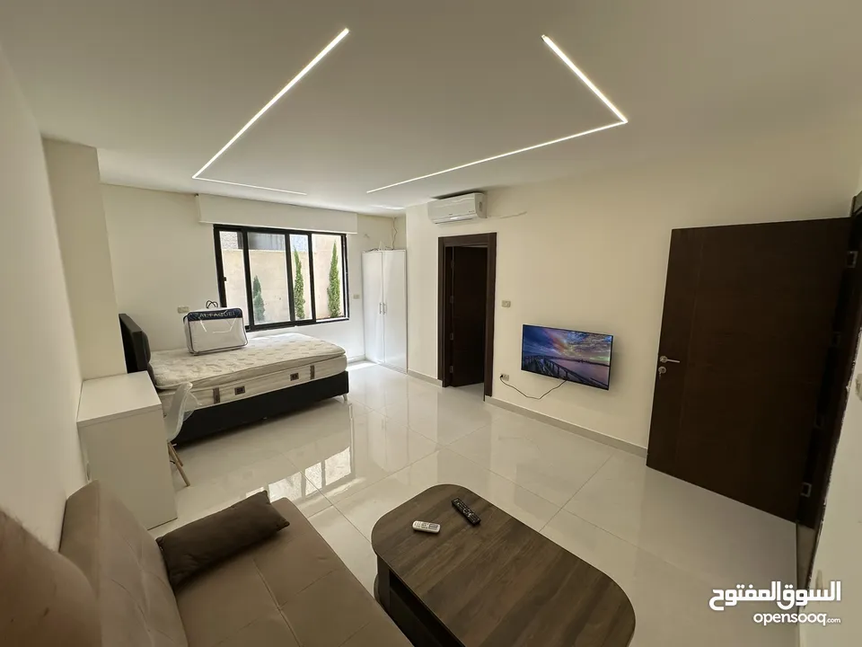 ستوديوهات جديدة 150 دينار اسبوعيا او 450 دينار شهريا في عمارة عائلات راقية