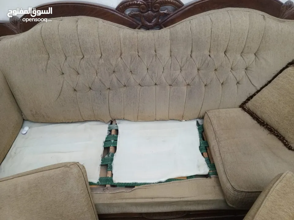 طقم كنب مستعمل بحاجة قشاطات وخياطة القماش وتنظيف  للبيع بسعر مناسب