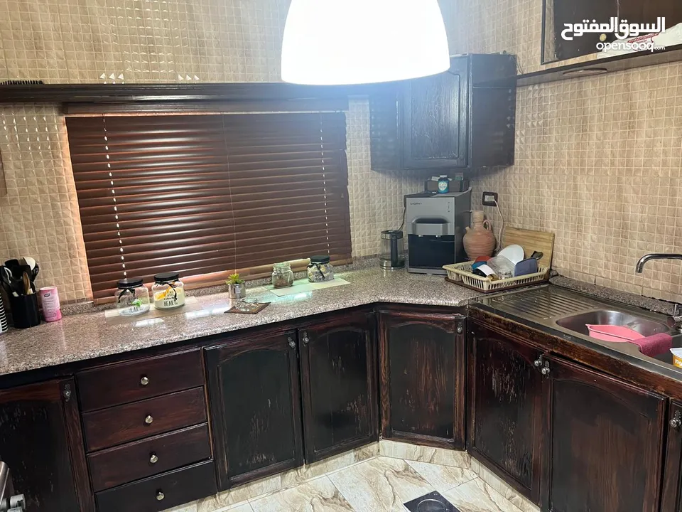 عفش بيت كامل مع الكهربائيات بحالة جيدة بداعي السفر الرجاء من الاخوة التجار عدم الاتصال بدون احراج