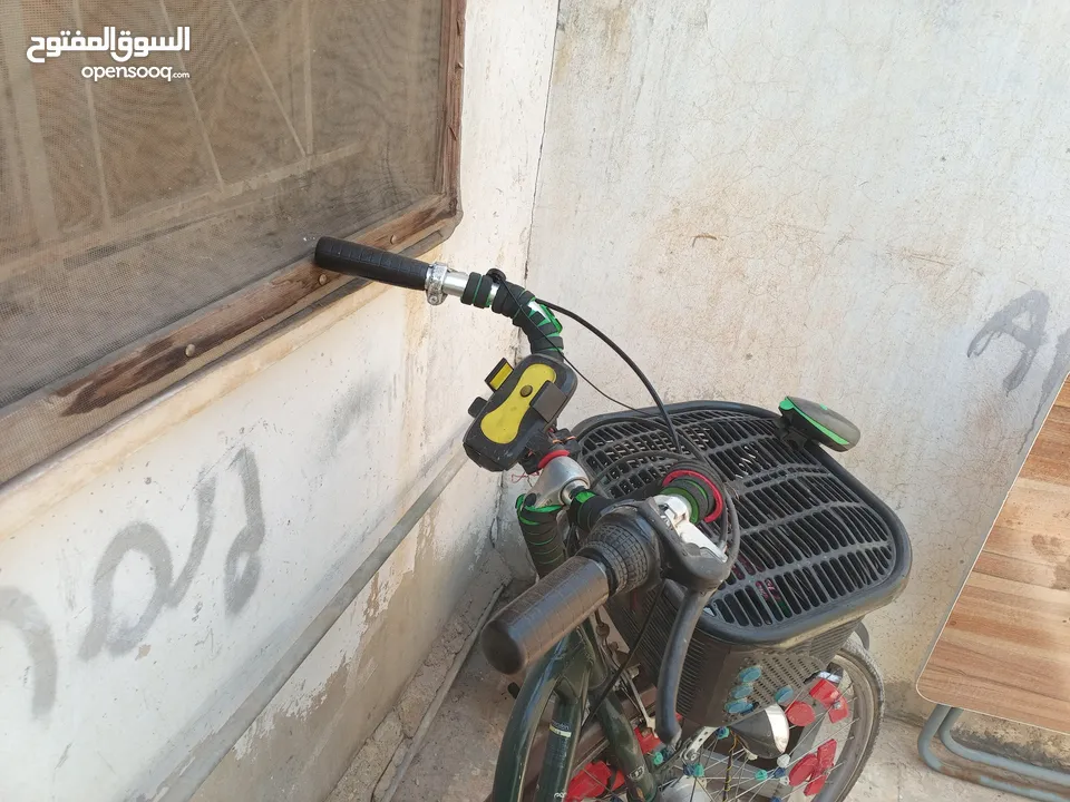 بسكليت وكاله ما في ولا اي نقره بس العجل الامامي مفقوع فقع بده تيوب وغيره
