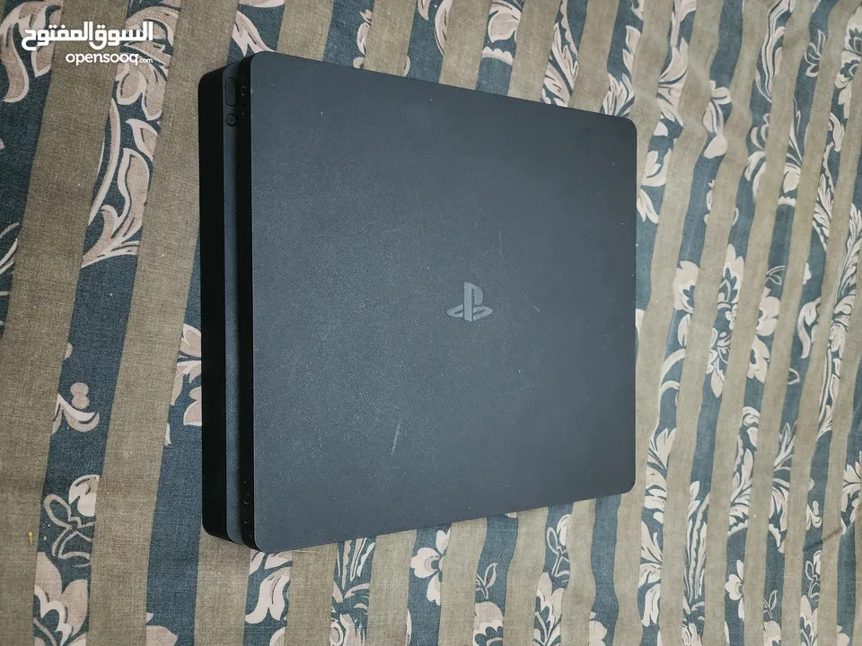 Ps4 Slim with 9 games and 2 controllers