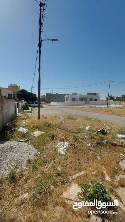 قطعة ارض في قرية سالم ذات إطلاله مميزه تصلح لبناء فيلا او عماره سكنيه متوفر لها جميع الخدمات منلمالك