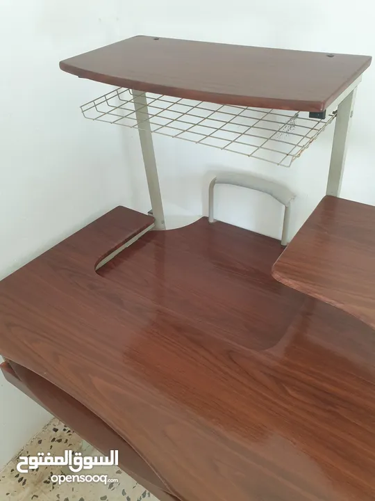 طاولة مكتبية خشبية