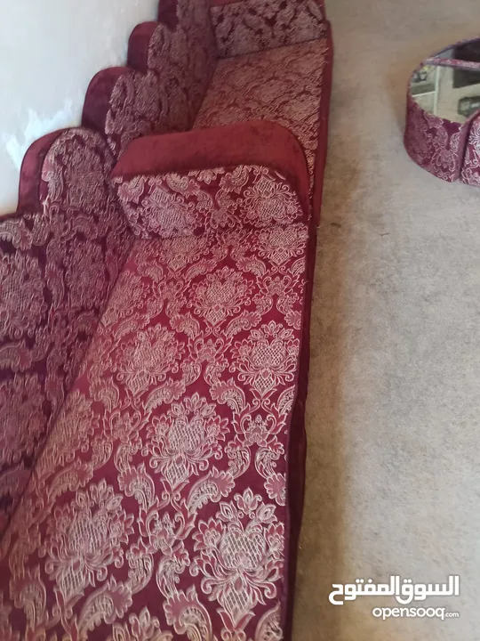 جلسه عربيه خمس فرشات ارتفاع 18 لون خمري بحاله ممتازه