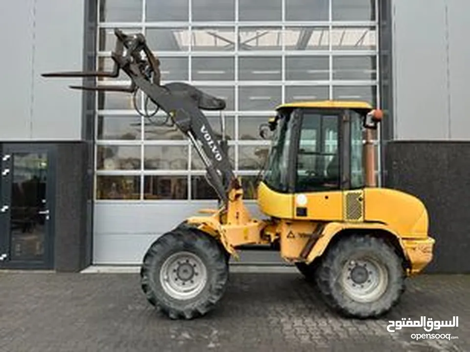 لودر ، مُجهز رافعة شوكية  قياس volvo 120 c  للعمل في المصانع و المستودعات التجارية  ، تأجير شهري