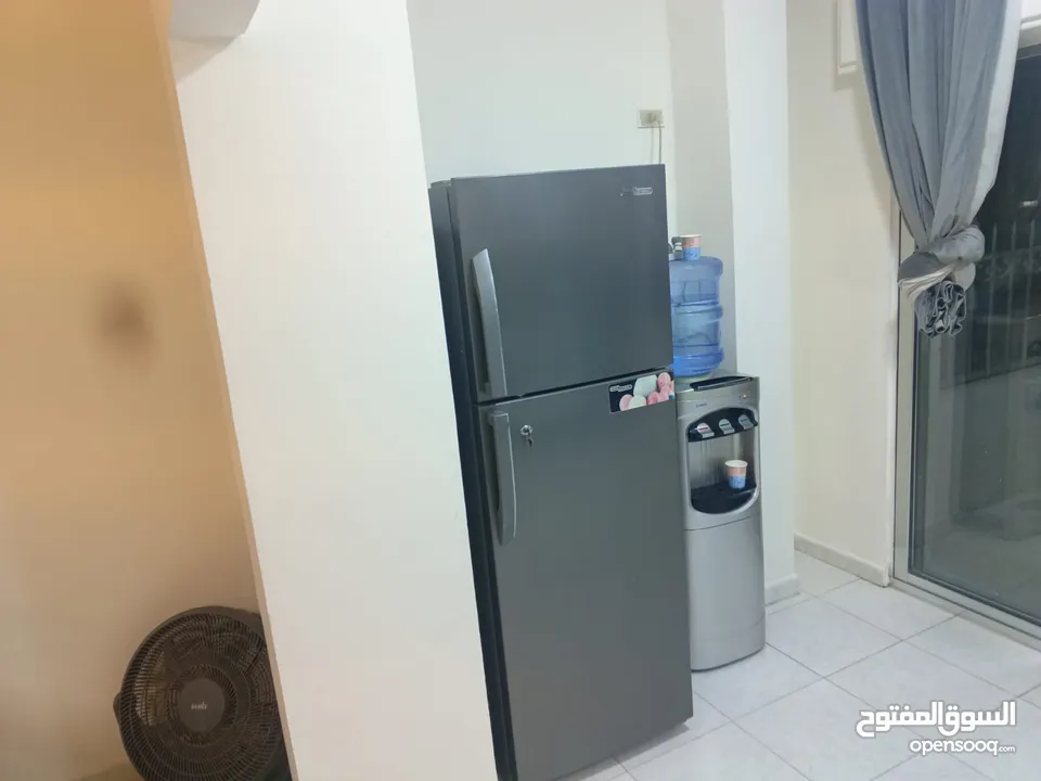 استوديو غرفة وصالة وحمامين وترث كبير