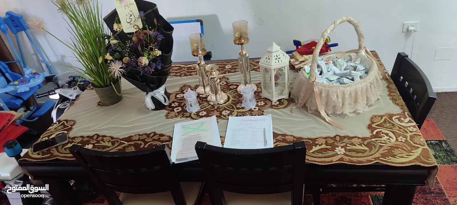طاولة سفرة لون اسود بحالة ممتازة جدا و خالية من العيوب مع 6 كراسي بحالة ممتازة