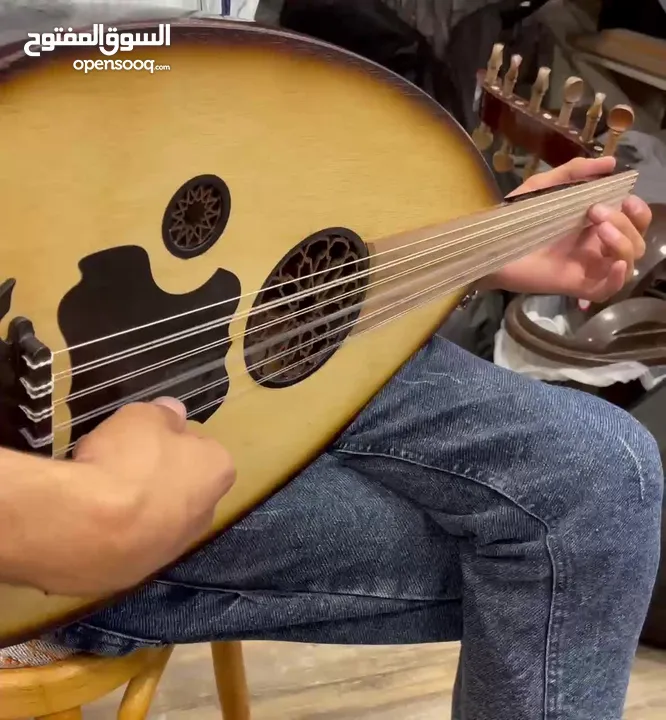 عود حكيم صناعه زرياب سوري زند عياري مع حقيبه جلد وريشه فقط ب 69.99 دينار