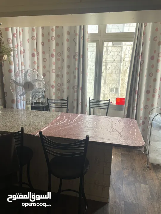 شقه للبيع في الجاردنز خلف مطعم جبري من المالك مباشرة طابق ثالث قبل الأخير مجدده بالكامل بسعر 45000