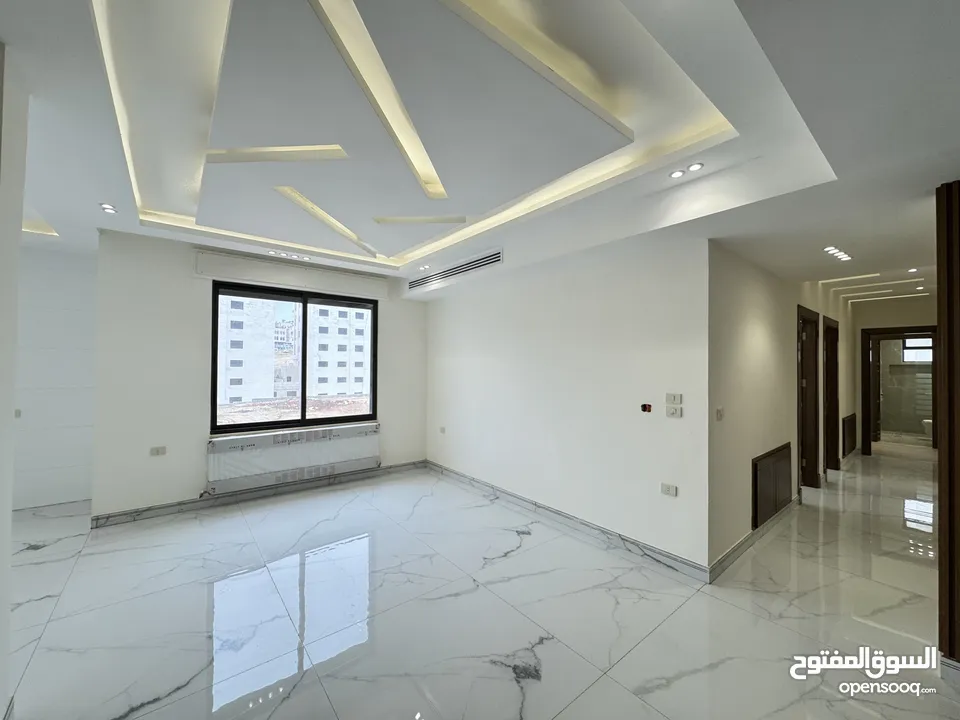 شقة مميزة طابق اول بأجمل مناطق خلدا مساحة واسعه 240م بسعر مميز