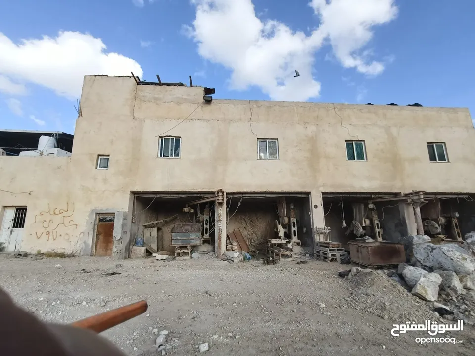 منشار حجر ورخام مع الارض للبيع بسعر مغري............................................................