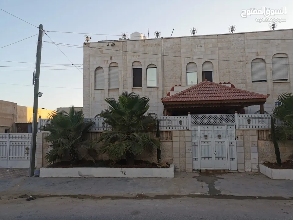 منزل مستقل مكون من طابقين ومدخلين منفصلين