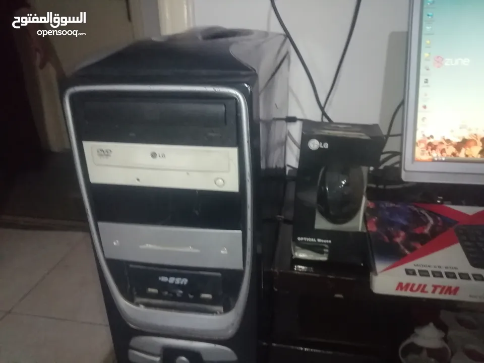 كمبيوتر مع طابعة ليزر اسود فيها تصوير