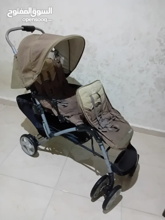عرباية توأم ورا بعض ماركه GRACO ثقيلة و ممتازه بحالة الوكاله ولا اي كسر او مزع عالفحص