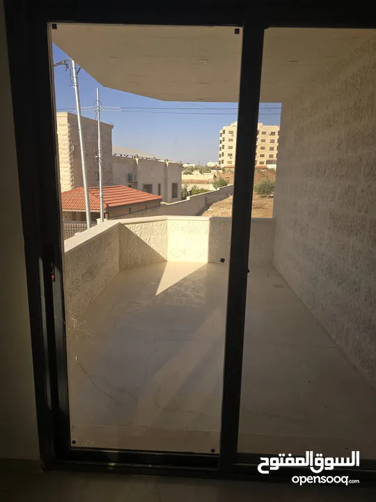 شقه طابق ارضي قرب كلية البلقاء الحي الشرقي مساحة الشقه 181 م2 جديد غير مسكون بأعلى تنظيم وموقع ومساح