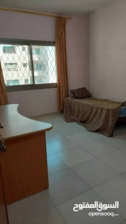 شقه مقابل الاكاديميه واسعه. مطله  سكن طالبات  180م2  بسعر مناسب