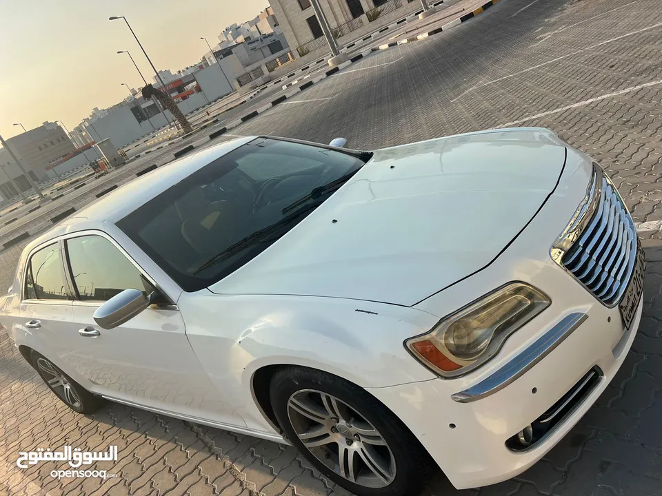 كرايسلر  C300 السيارة بحالة ممتازة