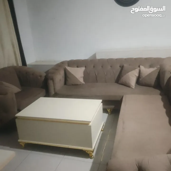طقم كورنر للبيع مع طاولة وسط ثقيل استعمال اقل من سنة كلف جديد 400 دينار للبيع بي 150 دينار
