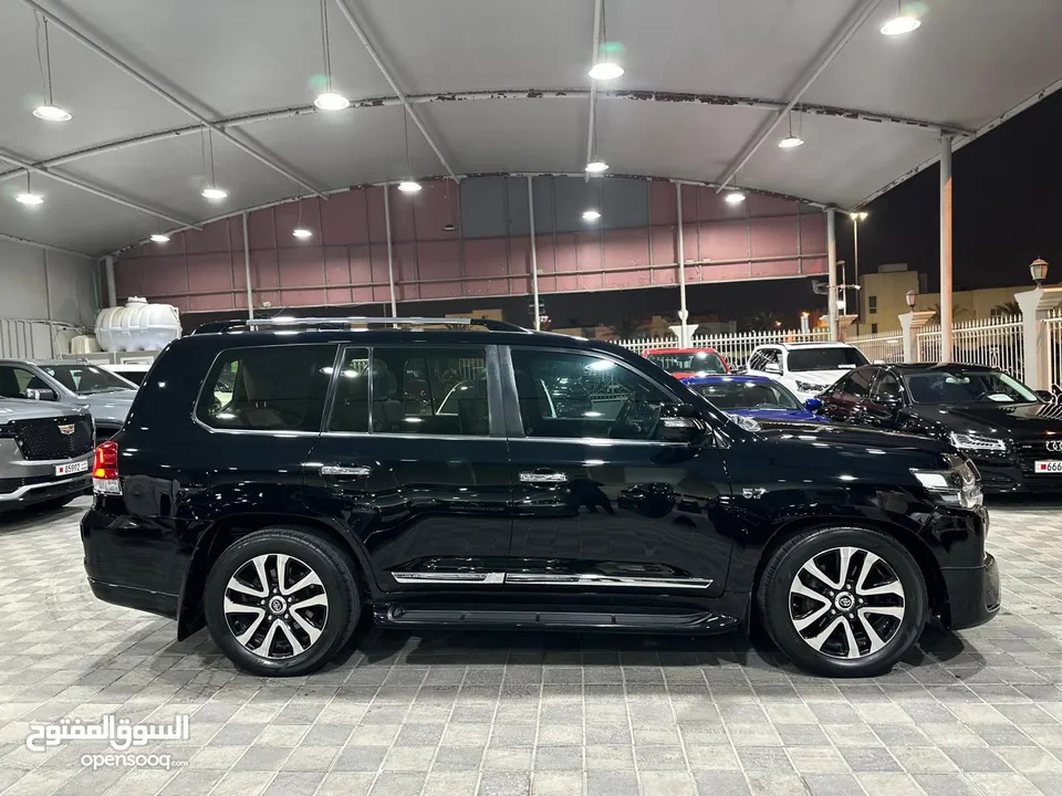 Land Cruiser VXS Black Edition