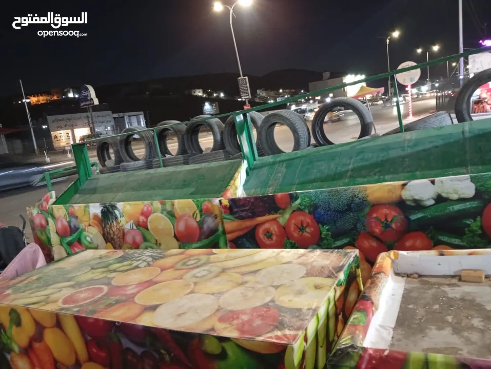 رفوف وطاولات خضرة بحاله ممتازه حديد تفصيل