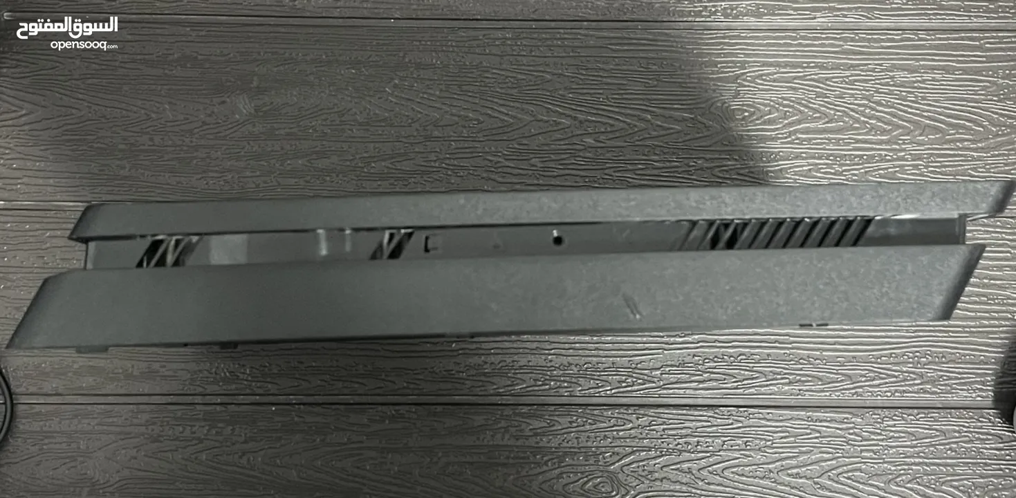 بلايستيشن sony 4 slim مع ايدتين و 3 كفرات و 3 ألعاب و جميع الملحقات الأصلية استعمال خفيف