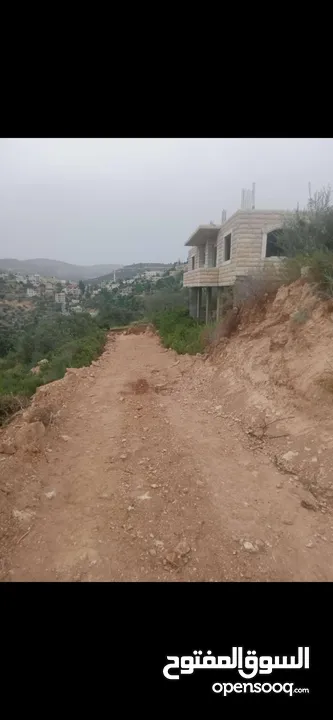 ارض مع بناء قائم