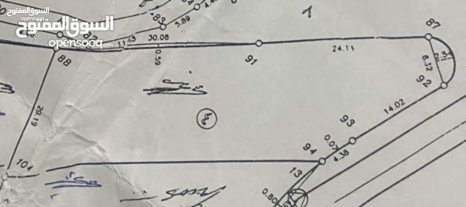 ارض على قمة الجبل اراضي المزرعة مقابل لكاسا مول على شارعين هيكليين دونم صافي بعد الشوارع تصنيف سكن أ