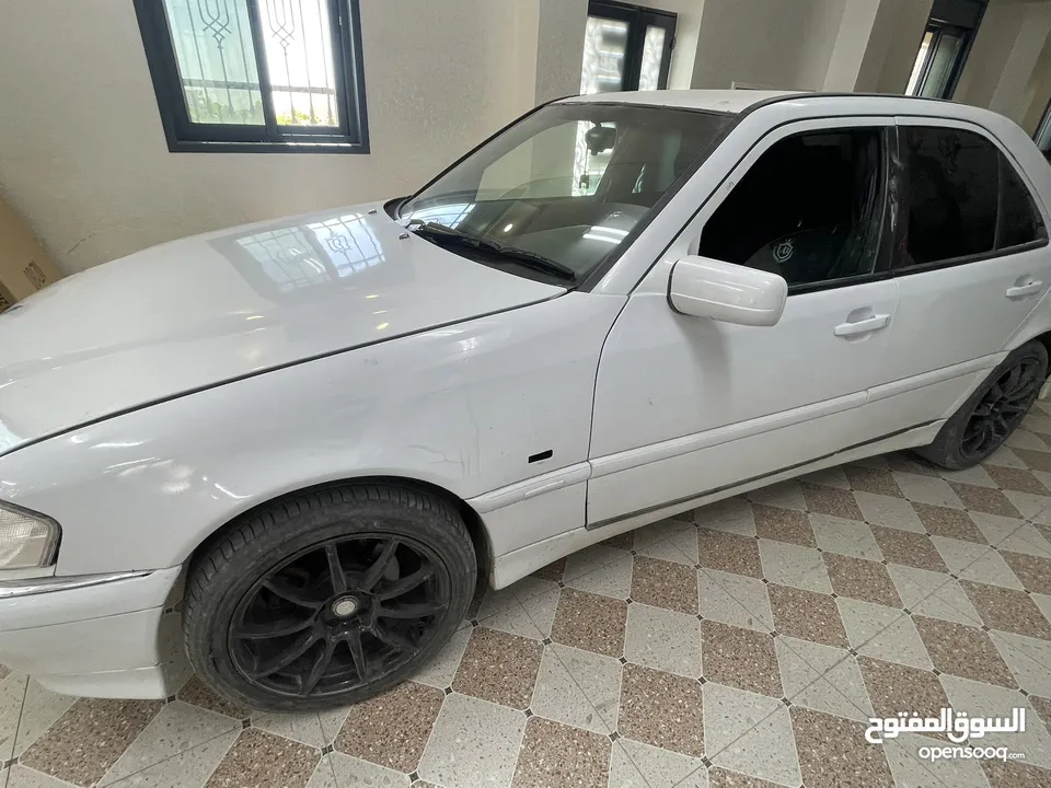 مرسيدس شبابية W202 / C220 1996 سيارة مصروفها ؟؟ — ممتاز جدا  / لون ابيض سادة
