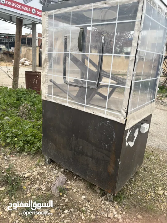 بسطة حديد مرتبة ومسكرة من 3 جهات طول 120 عرض 80 معها عدة غاز 3 عيون وسخان كهرباء كهرباء وبريق 10 لتر