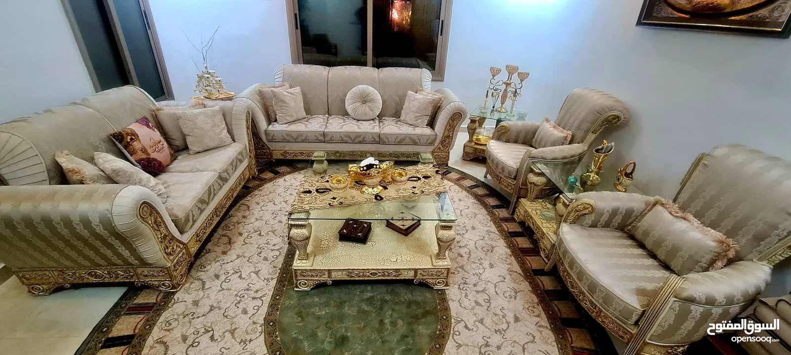 Sofa set ITALYطقم كنب ايطالي فاخر  نخب4 قطع 7   مقاعد و 4 قطع.  1 كبير + 3 طاولات ممتازة من الكويت