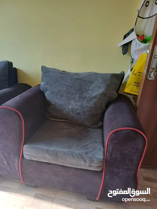طقم كنب بحالة جيدة جدا للبيع