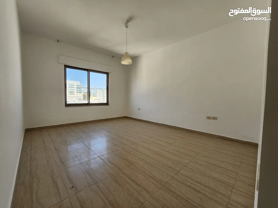 شقة فارغة للبيع بين الدوار الرابع و الخامس - ref: 14595