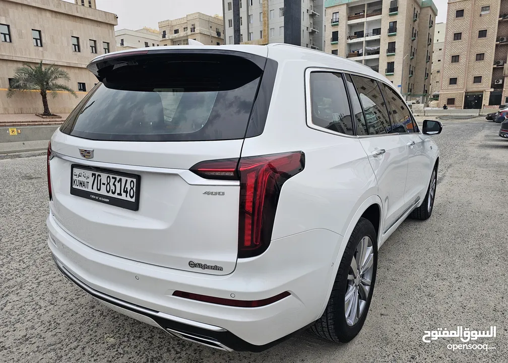 CADILLAC XT6  model 2023 premium luxury. low mileage.  15000kms