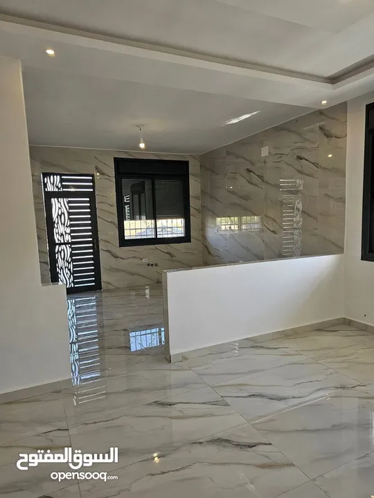 شقق سكنية للبيع / الكرك - الوسية / متوفر شقق في جميع الطوابق / تشطيبات ديلوكس و بأسعار منافسة.