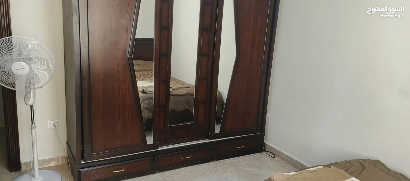 غرفة نوم لاتيه تخت مفرد و نصف مع خزانه و ملحقات الغرفه بالكامل