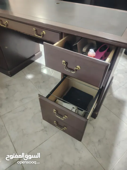 كنبايه مكتب + ثلاثه مكاتب للبيع