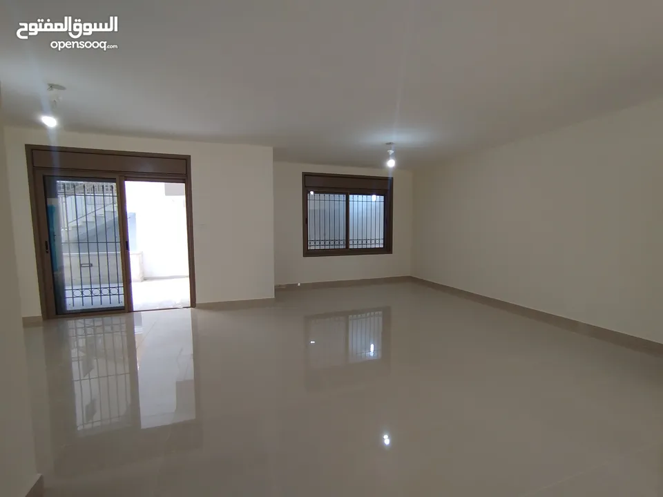 شقه مع حديقه للبيع