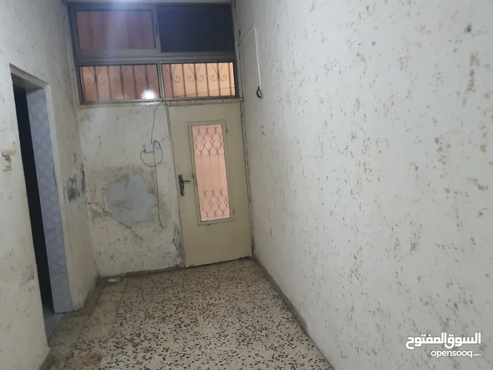 عمارة مكونه من طابقين وساحه خارجيه للبيع