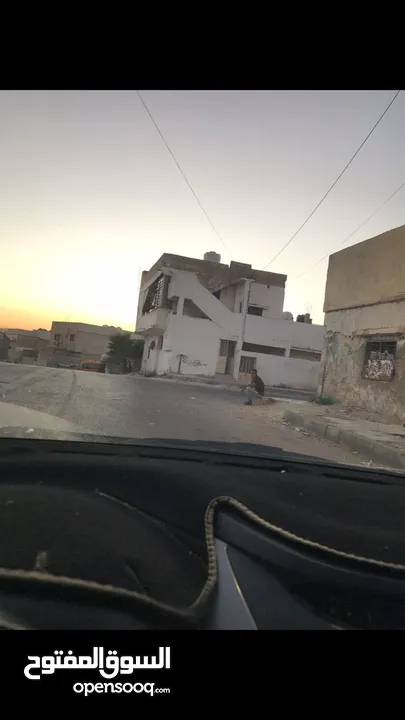بيت مستقل مكون من ثلاثة شقق طابق ارضي شقتين وطابق اول شقه وموقع البيت بالرصيفه خلف مسجد مدينة الحجاج