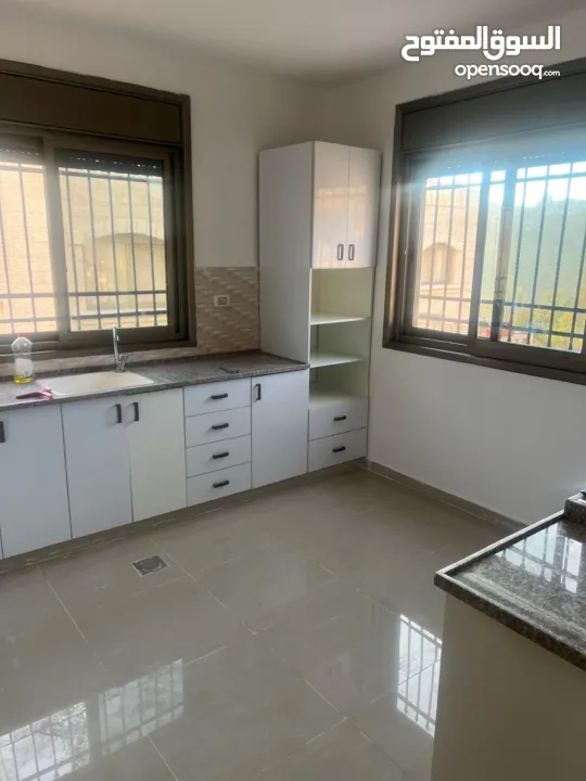 شقة ارضية للإيجار بموقع مميز في بيرزيت مدخل مستقل مع حديقة وصفة سيارة