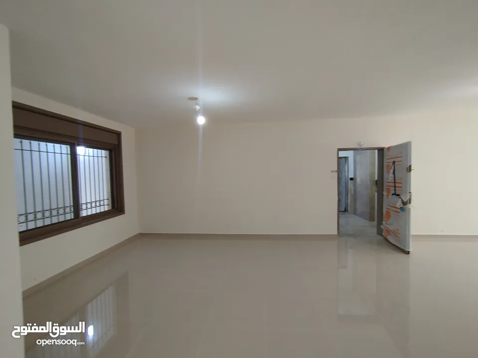 شقه مع حديقه للبيع