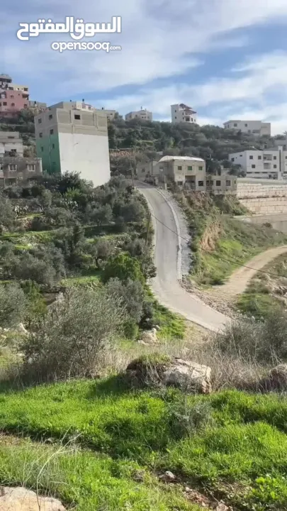 أرض للبيع بإطلالة غربية واصل جميع الخدمات