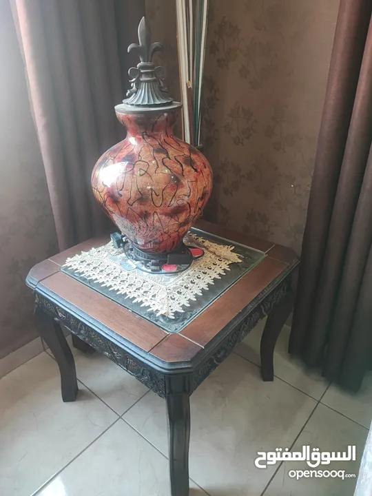 طقم كنب عدد 4 مع 5 طاولات خشب أنيق – بحالة ممتازة